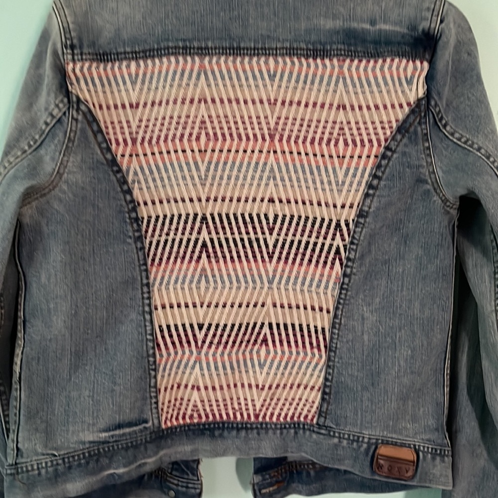 Like new worn once.  Roxy Aztec print Jean jacket. - Picture 7 of 8